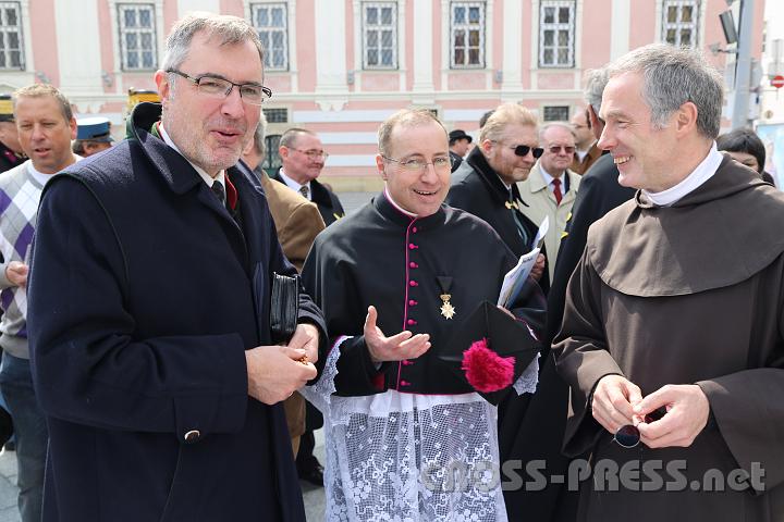 2012.04.09_12.06.40.jpg - Im Gespräch bei der Agape nach dem Festgottesdienst.   V.l.n.r.: EU-Abg. Mag. Ewald Stadler, Kirchenrektor Prof. DDr. Reinhard Knittel und der Karmelitenprovinzial Österreichs P.Paul Weingartner.