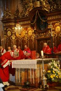 PriesterWeihe Christoph Hofstätter u. Alexander Fischer Altarkuss