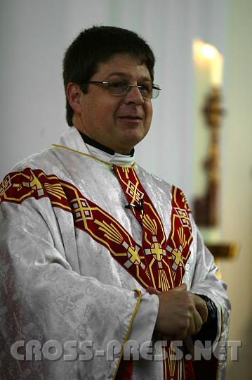 2008.04.27_08.46.02.JPG - Pfarrer Auer bei seiner Abschiedsmesse.