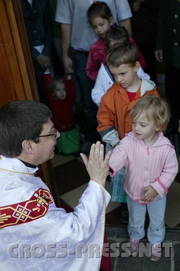 2008.04.27_09.36.03.JPG - Pfarrer Auer verabschiedet sich von seinen j�ngsten Gemeindemitgliedern.