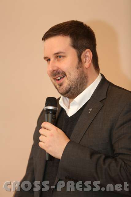 2014.11.23_14.09.40.jpg - Der Gastgeber, Diakon Manuel Sattelberger. begrüßt die Teilnehmer im Pfarrsaal von St. Valentin.