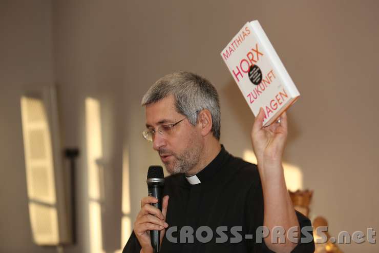 2014.11.23_15.06.08.jpg - "Entscheidend ist, WIE man an eine Sache herangeht ...".Aussagekräftige Beispiele kamen u.a. aus dem Buch des Zukunftsforschers Matthias Horx.