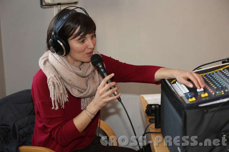 2014.11.23_15.41.40.jpg - Veronika Bonelli an den Tonreglern bei der Abmoderation.