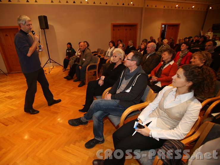 2014.11.23_16.17.18.jpg - Weiter geht's im Programm mit der Vorstellung der Mitarbeiterbereiche.