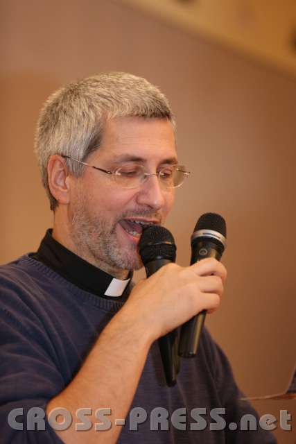 2014.11.23_16.23.50.jpg - Rhetorik-Kurs mit Stereo-Sprechübung ?  Oder ein Mikro zum Reden, eins zum Singen ...  Programmdirektor Schätzle hat viele Talente :)