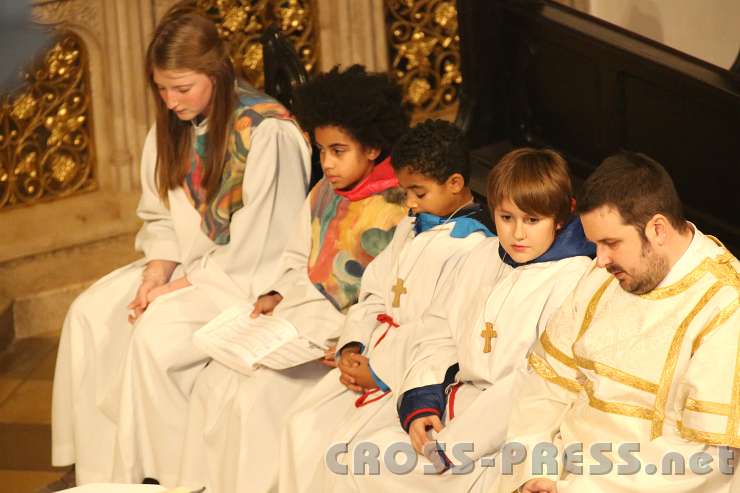 2014.11.23_17.52.55.jpg - Diakon und Ministranten