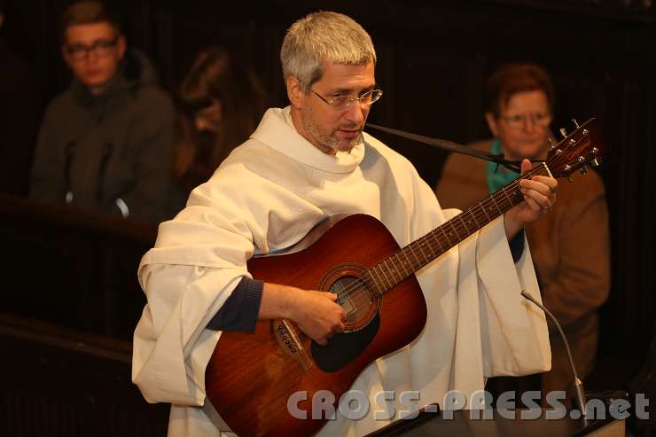 2014.11.23_18.54.05.jpg - "Licht des Himmels", gesungen und komponiert von Andreas Schätzle. Ein sehr harmonisches, tiefgehend trostvolles Lied: einfach, kraftspendend, stark - geschrieben zur Taufe seines Neffen.