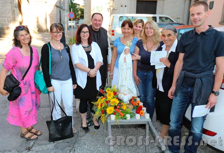 2016.09.08_17.48.00.c.JPG - Vor Beginn der Prozession mit der Organisatorin Frau Elfie Marinelli (2. von rechts) und P.Bernhard Vosicky vom Stift Heiligenkreuz.