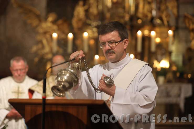 2016.09.08_20.23.33.JPG - Diakon Erich Hintersteiner innensiert Evangelium.
