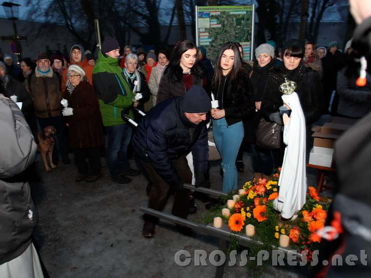 2017.02.02_17.07.49.JPG - Bei der Prozession waren auch etliche Jugendliche und Kinder dabei.
