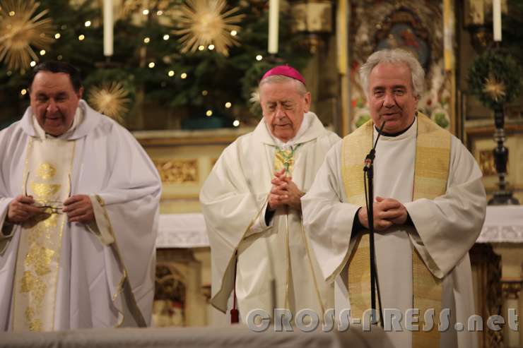 2017.02.02_18.18.36.JPG - Stadtpfarrer Nikola begrüßt die Gläubigen.