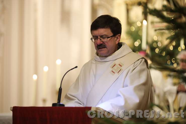 2017.02.02_18.30.56.JPG - Diakon Erich Hintersteiner liest das Evangelium.