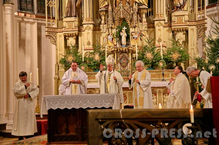 2017.02.02_19.15.40.JPG - Schluss-Segen von Altbischof Ludwig Schwarz.