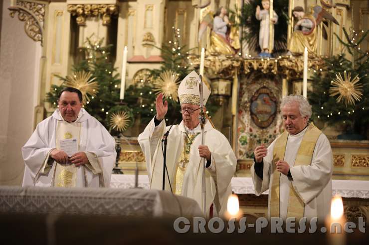 2017.02.02_19.15.55_00.JPG - Schluss-Segen von Altbischof Ludwig Schwarz.