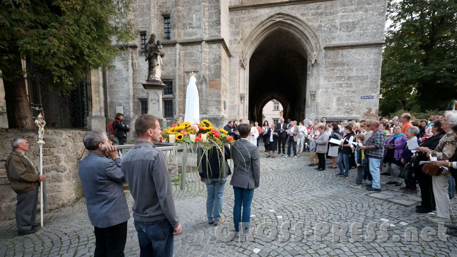 2017.09.08_19.09.14_c.jpg - Vor der Stadtpfarrkirche versammelten sich über 300 Gläubige, denen der Weltfriede ein wichtiges Anliegen ist.