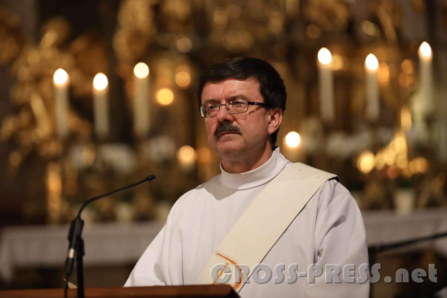 2017.09.08_20.34.28.jpg - Diakon Erich Hintersteiner vom Haus Betanien liest das Evangelium.