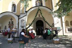 Goldhauben und Trachten-Wallfahrt