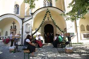 Goldhauben und Trachten-Wallfahrt