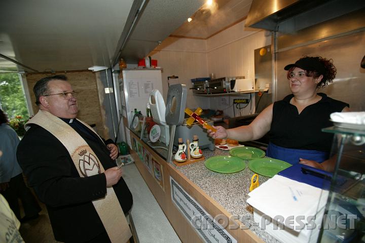 2008.06.05_17.46.52.JPG - Pfarrer Maresch verteilt geweihte Kruzifixe, von "Krah-Glas" gestaltet und von Fam. Mayrhofer gespendet, an alle Gesch�fte.