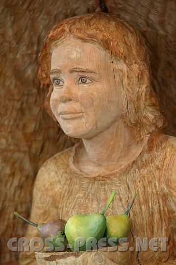 2008.06.05_17.38.44.JPG - Jesus als Mostviertler Bub mit Mostbirnen, geschnitzt aus wertvollem Birnbaumholz, das sonst f�r den Geigenbau verwendet wird.