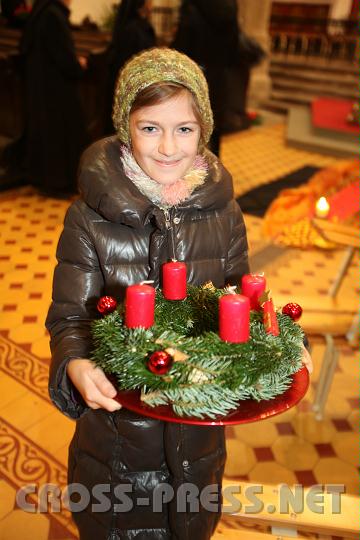 2010.11.27_20.34.53.jpg - Auch diese junge Dame ist stolz auf ihren Adventkranz.