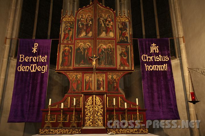 2010.11.27_20.36.10.jpg - Mit Advenbaner geschm�cktes Hauptaltar.