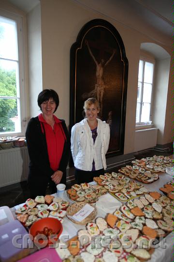 2011.05.20_20.07.42.jpg - Vermutlich keine Jugendgebetsgruppe wäre überlebensfächig ohne Muttis und Omis, die dahinten stecken und sich wie in Waidhofen für gesunde leibliche Wohl der Lobpreiser kümmern.