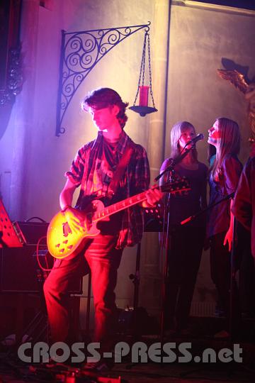 2011.10.28_20.41.35.jpg - Das "ewige Licht" ist gerade "ausgeschaltet", da sich der eucharistische Jesus in die Seitenkapelle zurückgezogen hat, aber es brennt weiter in den Herzen der Jugendlichen.