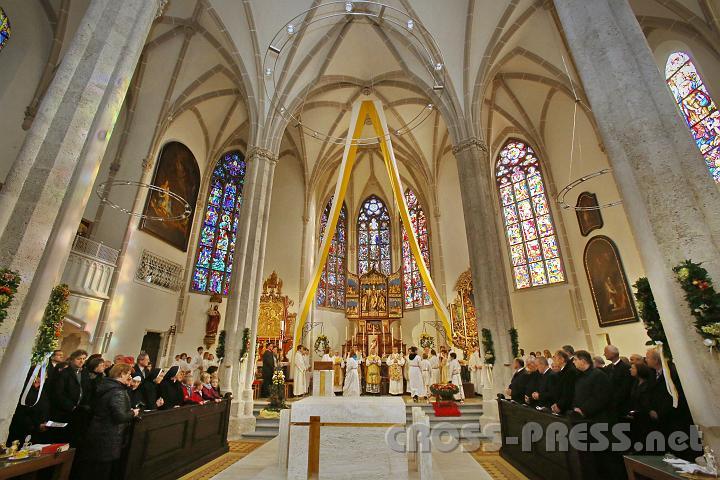 2013.11.10_09.32.41.jpg - Geschmückte Kirche mit modernen Altar und Beleuchtung.