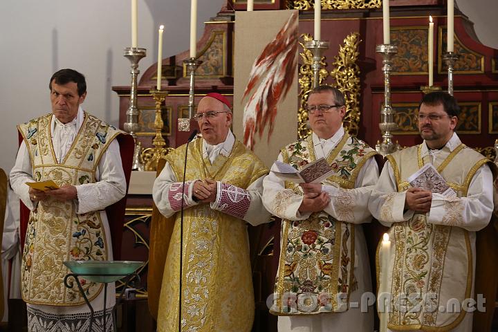 2013.11.10_09.38.04.jpg - Mit Bischof Küng zelebrierten u.a. der Seitenstettner Altabt Berthold Heigl und Pfarrer Dechant Herbert Döller.