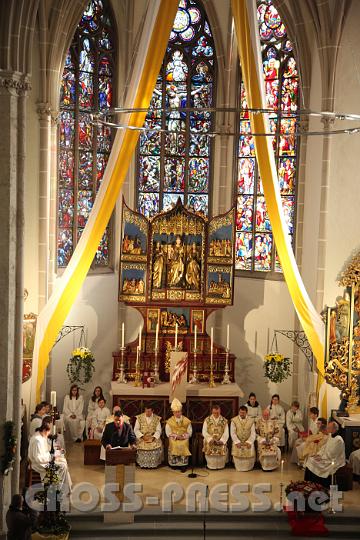 2013.11.10_09.49.21.jpg - Fahnen in den Farben des Vatikan schmücken die Kirche.