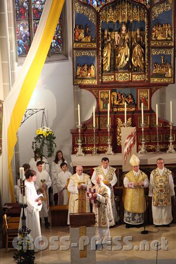 2013.11.10_09.56.08.jpg - Das Festtagsevangeliar wird vom Diakon zum Ambo getragen.1. Lesung Gen 28, 11-182. Lesung 1 Petr 2, 4.6-8