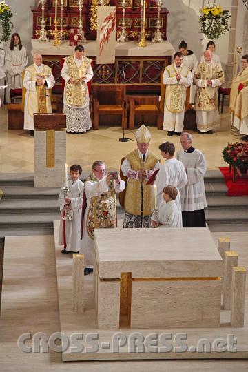 2013.11.10_10.23.33.jpg - Pfarrer Dechant Döller zeigt die Kassette mit den Reliquien der Seligen Franz Jägerstätter, Maria Theresa Ledochowska, Jakob Kern und Hildegard Burjan.