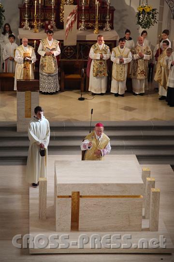 2013.11.10_10.30.14.jpg - Besprengung des Altares mit Weihwasser.