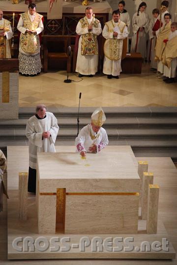 2013.11.10_10.32.33.jpg - Salbung des Altares mit Chrisam