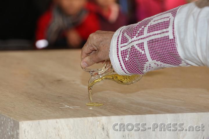 2013.11.10_10.32.59.jpg - Durch die Salbung mit Chrisam wird der Altar zum Symbol Christi, der vor allen anderen der Gesalbte ist. Er hat auf dem Altar Seines Leibes das Opfer des Lebens für das Heil aller Menschen dargebracht.