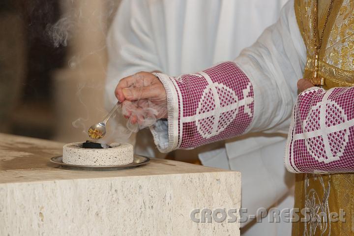 2013.11.10_10.38.40.jpg - Das Verbrennen von Weihrauch weist darauf hin, dass Christi Opfer, das auf dem Altar unter heiligen Zeichen fortdauert, wie lieblicher Wohlgeruch zu Gott aufsteigt. Es ist aber auch ein Zeichen für die Sehnsucht der Gläubigen, dass ihre Gebete zu Gott emporsteigen mögen.