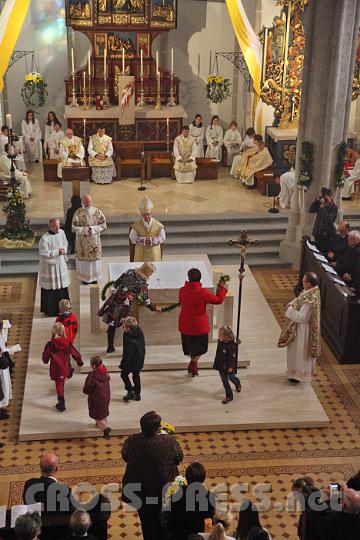 2013.11.10_10.52.43.jpg - Der Altar wird geschmückt.