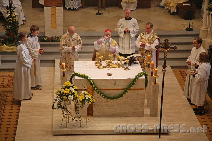 2013.11.10_10.59.30.jpg - Inzensieren des neugeweihten Altares.