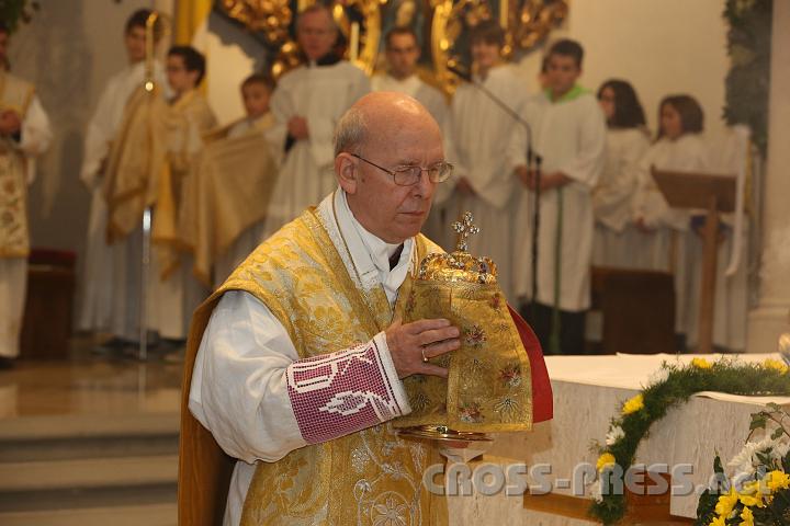2013.11.10_11.35.42.jpg - Übertragung des Allerheiligsten zum Tabernakel in der Seitenkapelle.