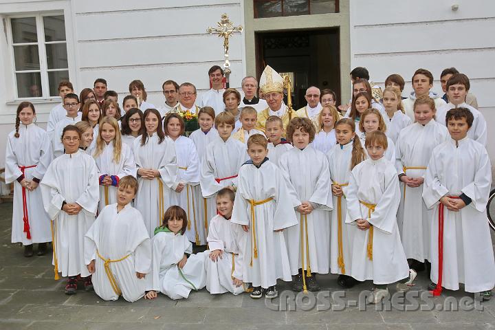 2013.11.10_12.12.49.jpg - Ministrantenfoto mit dem Herrn Bischof.