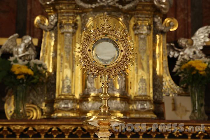 2013.11.10_14.31.34.jpg - Nicht in der Kirche, sondern in der Seitenkapelle wird Sakrament des Altares aufbewahrt und ganzen Tag hindurch zur ewiger Anbetung ausgestellt.