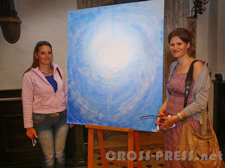 2015.05.29_20.23.33.JPG - Künstlerin Martina Bauer vor ihren Werk "Himmel".