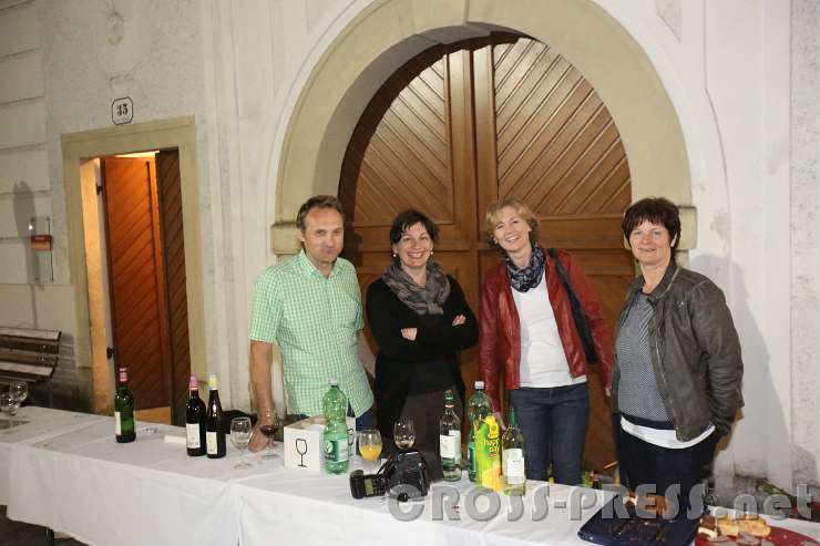 2015.05.29_22.20.57_66.JPG - Für Bewirtung sorgte das PGR-Team.