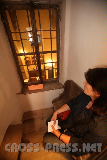 2010.05.28_20.58.56.jpg - ...am "L�uterbankerl" sa�en Ministranten, um das Zeichen zum Glockenl�uten nicht zu verpassen.