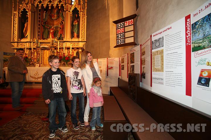 2010.05.28_20.25.58.jpg - Sakrales Ambiente weckt auch beim j�ngeren Publikum das Interesse f�r die Geschichte (v.l.n.r.): Florian St�ffelbauer, Katrin Steinmayr, Silke St�ffelbauer und Mia Hammelm�ller.  :)