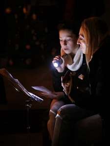 Rorate-Messe in Weistrach Musikalische Gestaltung durch zwei Mädchen der Katholischen Jugend.