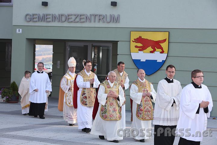 2011.10.16_08.58.15.jpg - Feierlicher Einzug in die Kirche mit Weihbischof Anton Leichtfried, Abt Berthold Heigl, Pfarrer P.Jacobus Tisch, Altpfarrer P. Raphael Schörghuber u. P.Gregor Ortner.