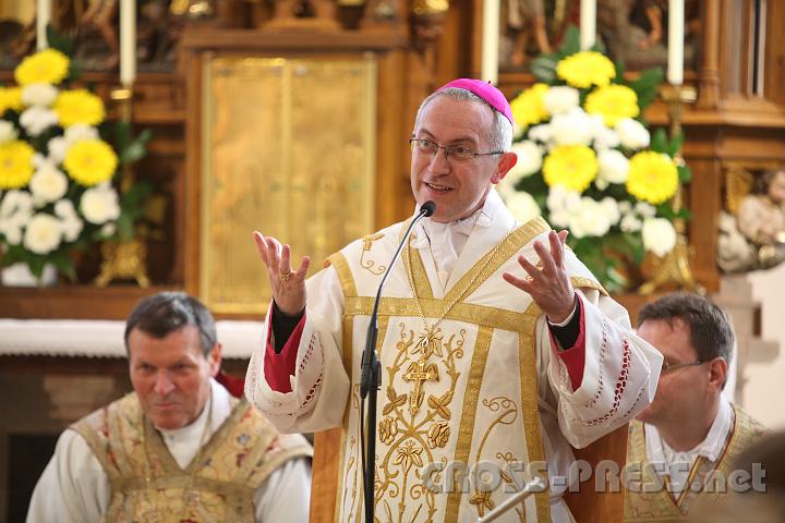 2011.10.16_09.08.54.jpg - Gut gelaunt, fröhlich und freundlich wie immer, erschien Weihbischof Anton Leichtfried zum Fest.
