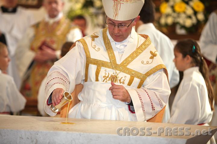 2011.10.16_10.08.16.jpg - Dann wird ein wenig Chrisam-Öl in der Mitte und in allen Ecken ausgegossen.